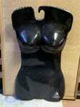 Manequins expositores para fatos de banho pretos e brancos .