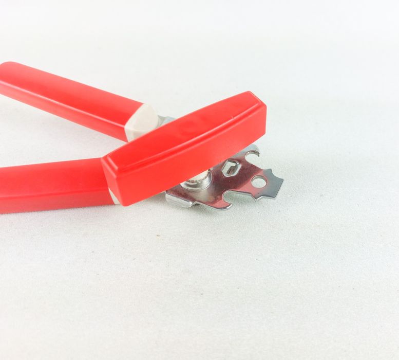 Otwieracz do konserw oraz butelek