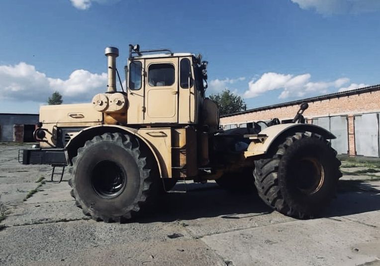 Кіровець К-701 + плуг 7 корпусів