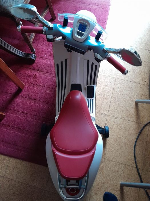 Vespa branca veículo de bateria