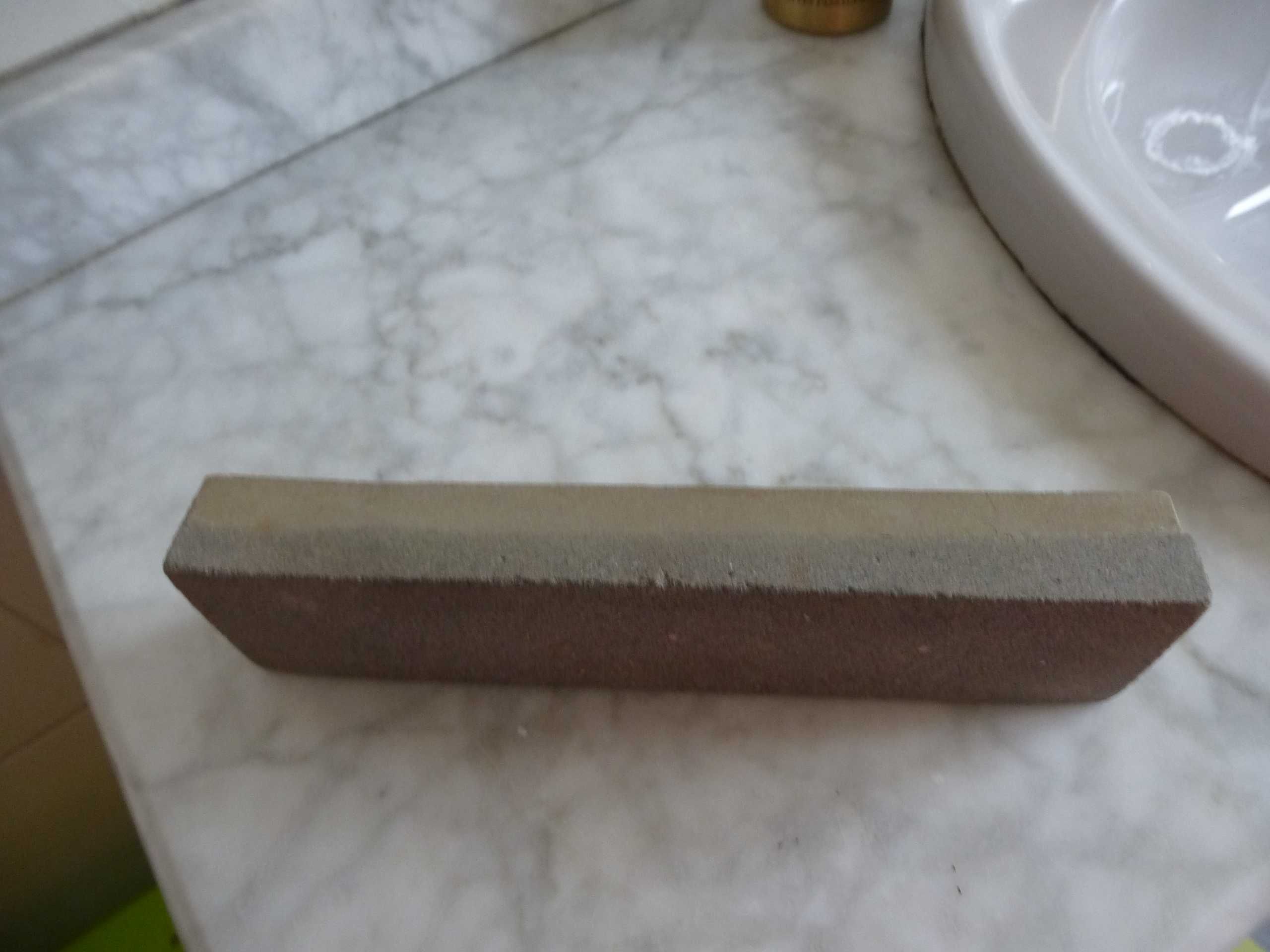 Laca para cabelo e pedra de afiar navalhas