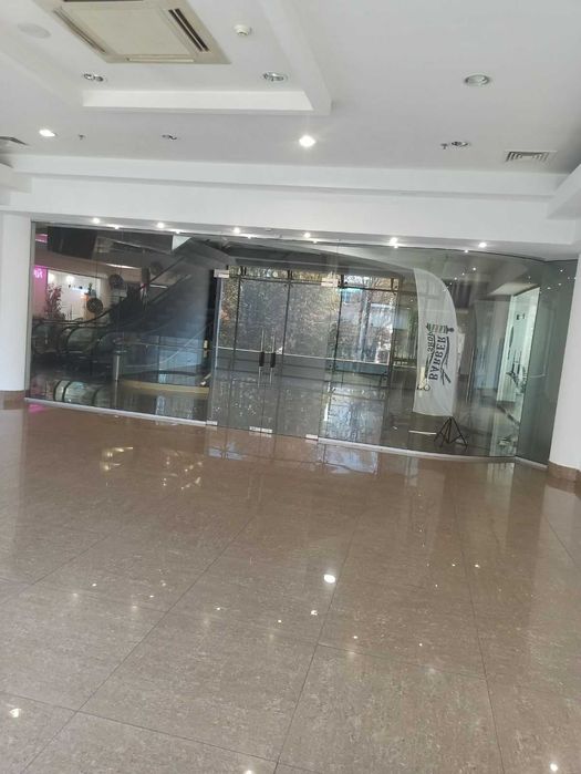 Здається велике фасадне приміщення в Центрі