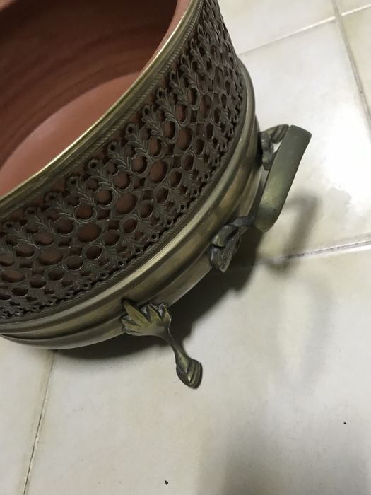 Pot with silver-plated shell and lid, accompanied by a clay container inside64309855760257122