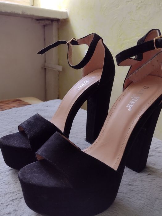 Туфлі на високому каблуку