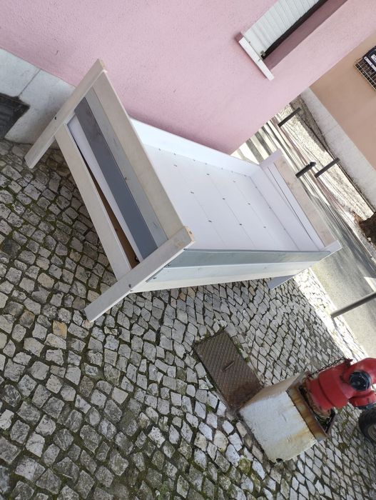 Cama com estrato e colchão