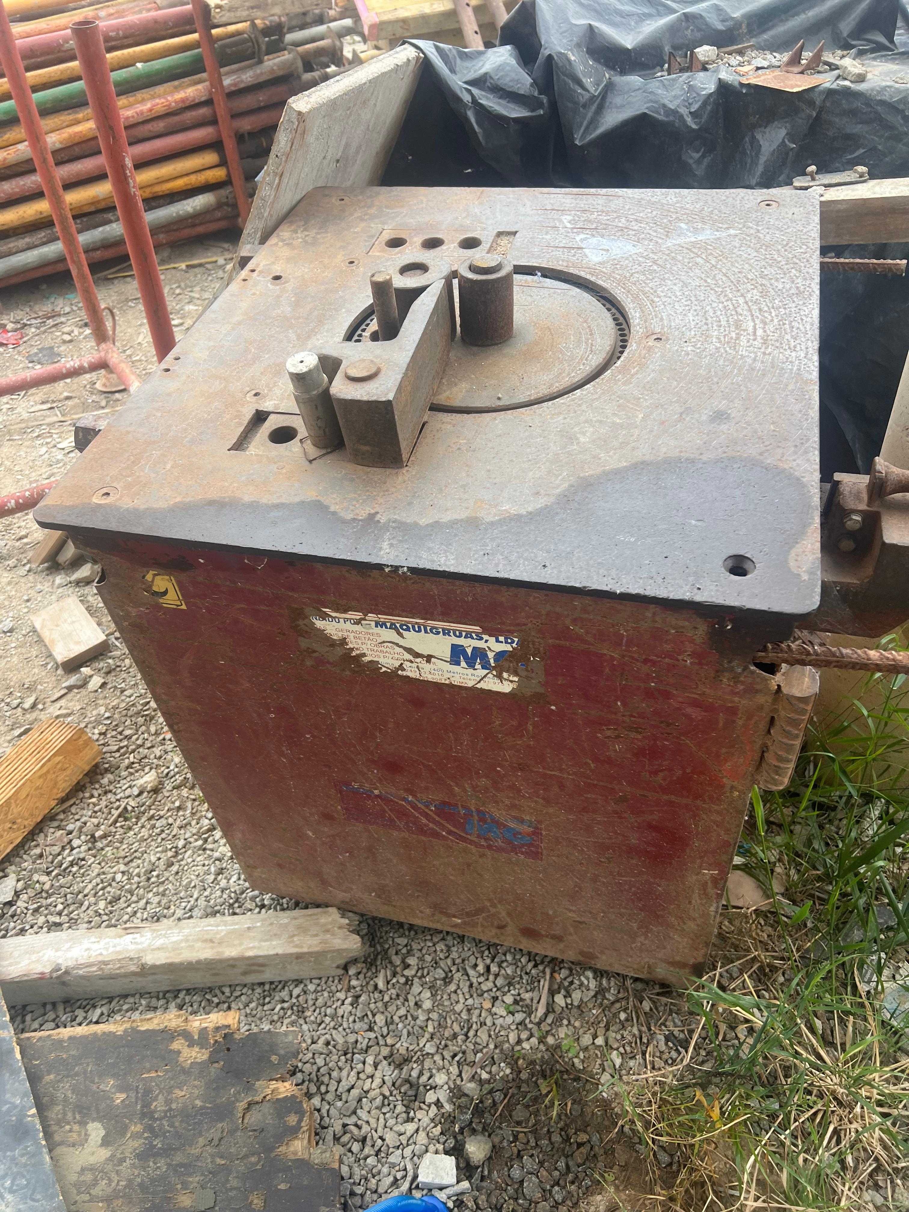 Maquina de cortar e dobrar ferro