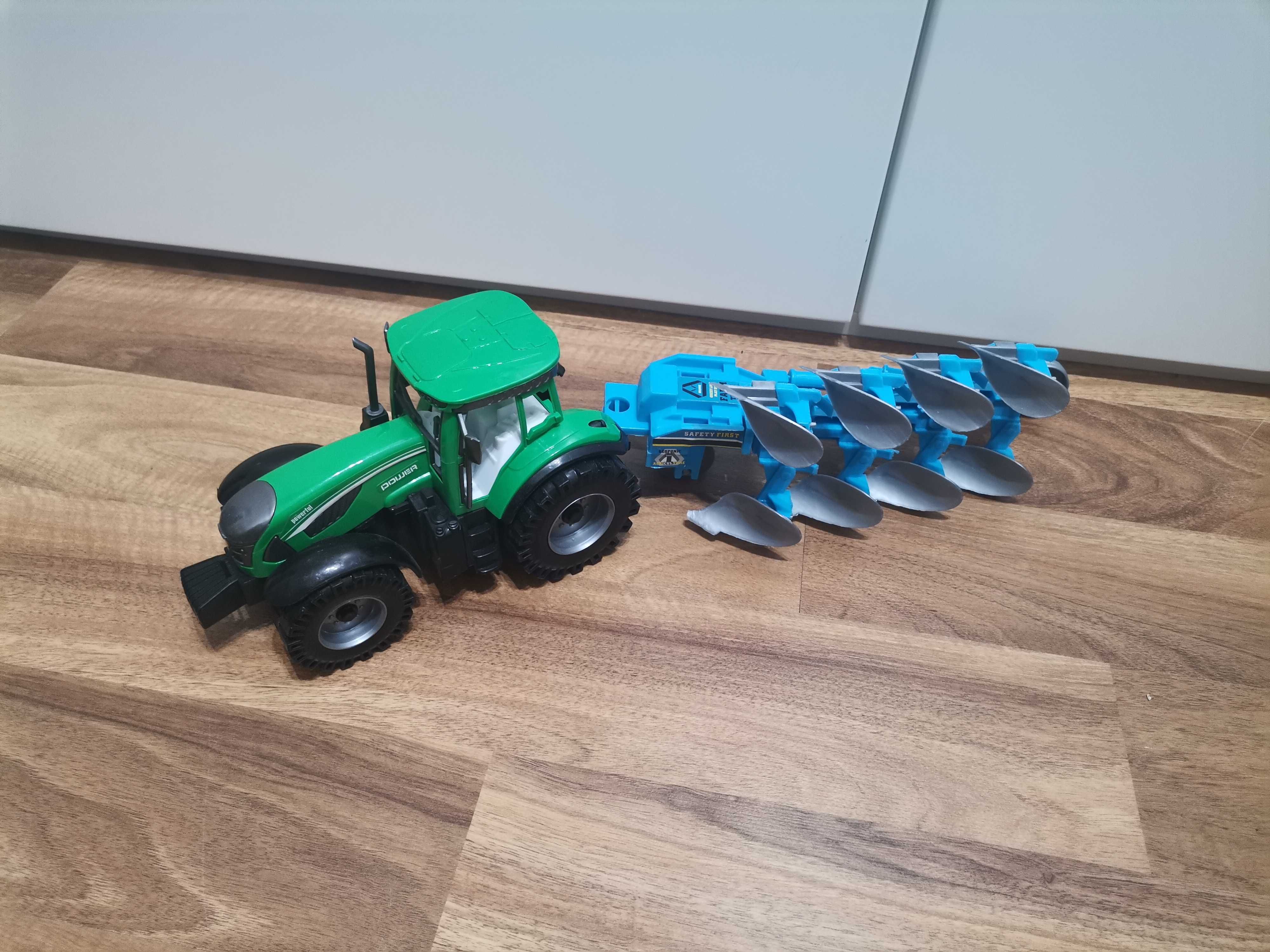 Traktor ciągnik rolniczy z napędem i pługiem