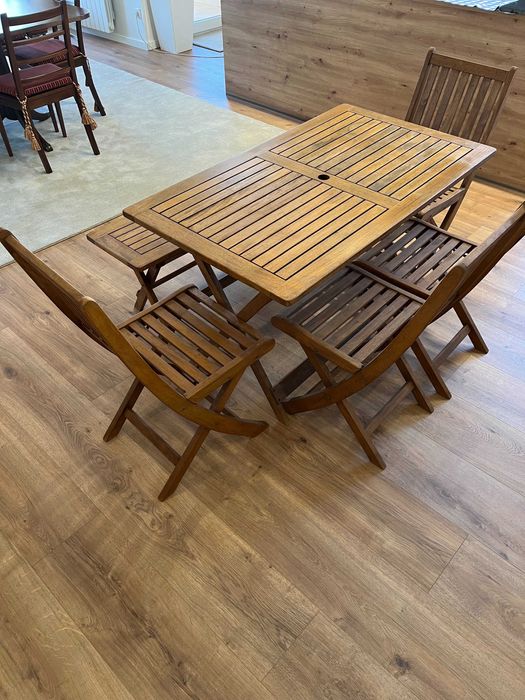 Mesa com quarto cadeiras e um banco corrido