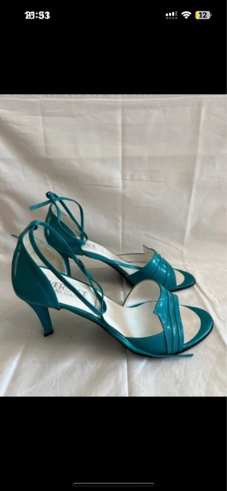 Sapatos Versace.