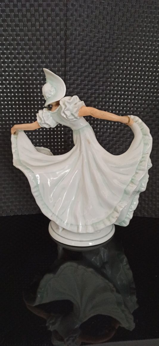 Wielka Figurka tańczącej Kobiety w Kapeluszu h 27 cm