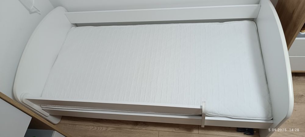 Łóżko dziecięce z materacem