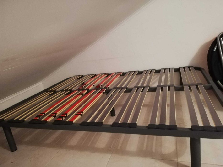 Estrado multilâminas com pés metálicos - 140x200cm