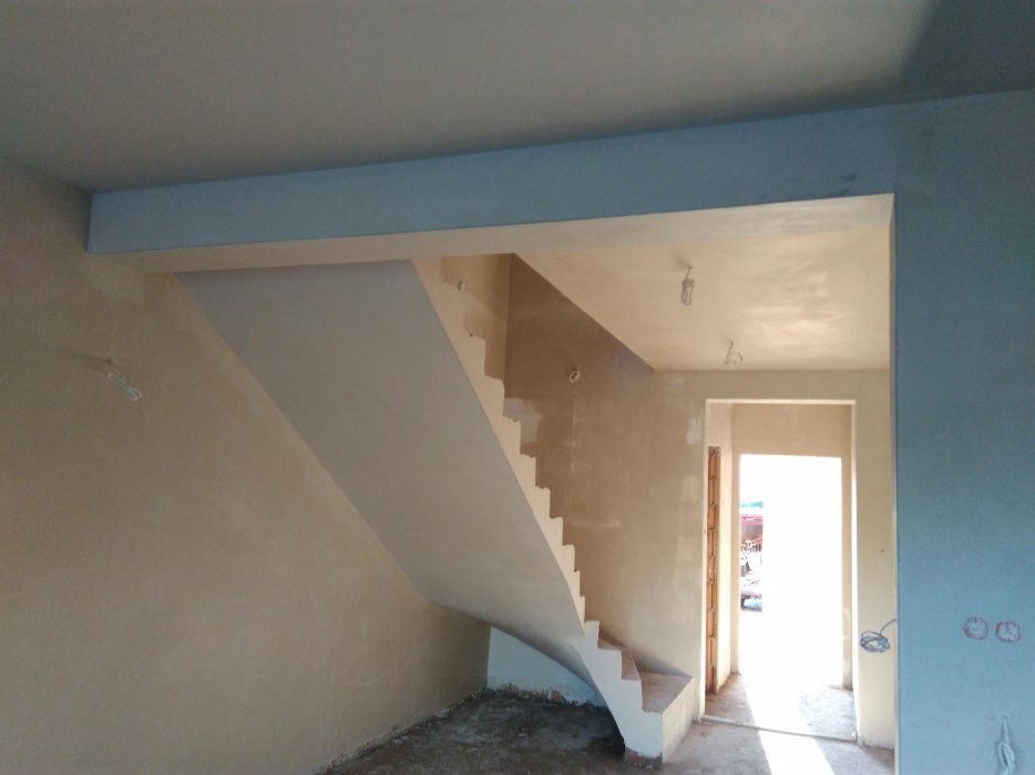 Tynki, maszynowe gipsowe oraz cementowo-wapienne gładzie natryskowe