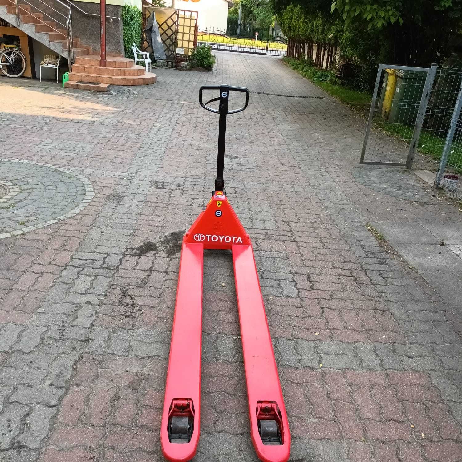 Paleciak , reczny wózek paletowy BT dł. 1830mm ze Szwecji