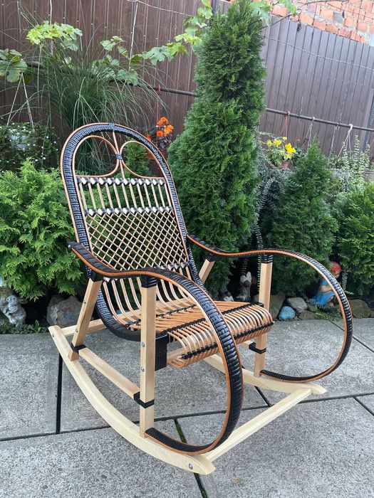 Крісло-гойдалка з лози та ротангу / Кресло-качалка из лозы и ротанга