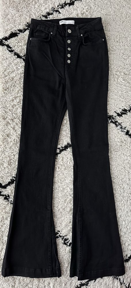 Flare jeans de ganga preta ZARA