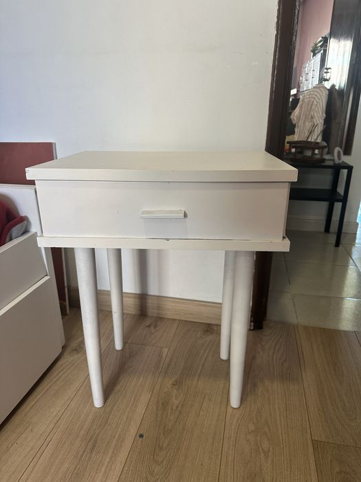 Cama solteiro dupla com colchoes e mesa cabeceira