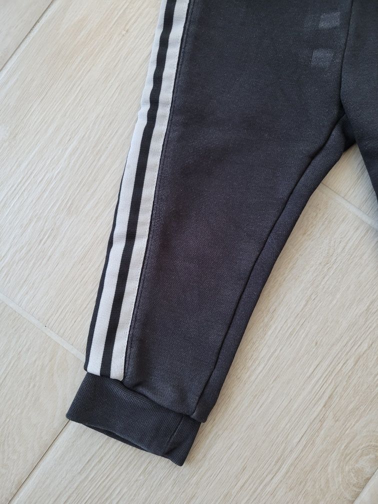 Czarne spodnie dresowe dresy na gumce Adidas dla chłopca 86cm bawełna
