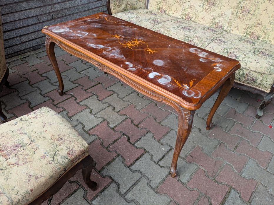 Zestaw mebli w stylu biedermeier – sofa, fotele, taborety, stolik