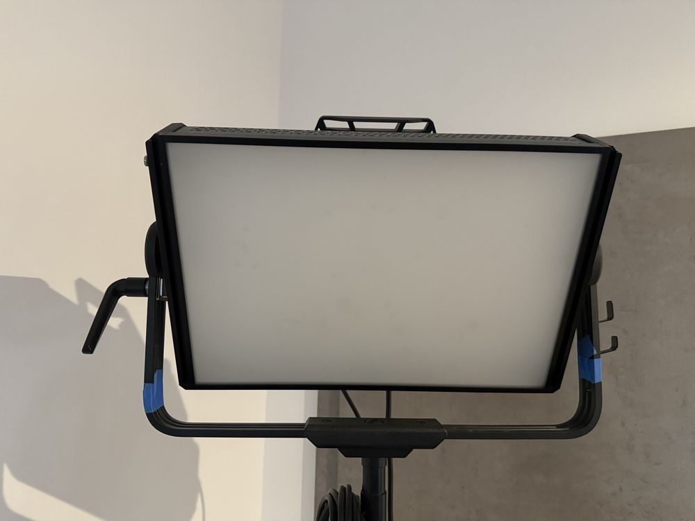 Aputure NOVA P300c + Neewer C stand - stan idealny