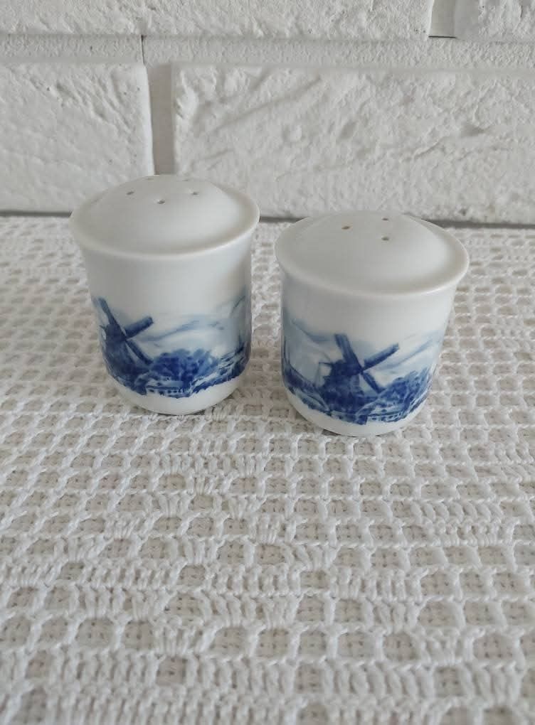 Porcelanowe przyprawniki z zatyczkami na sól i pieprz.
