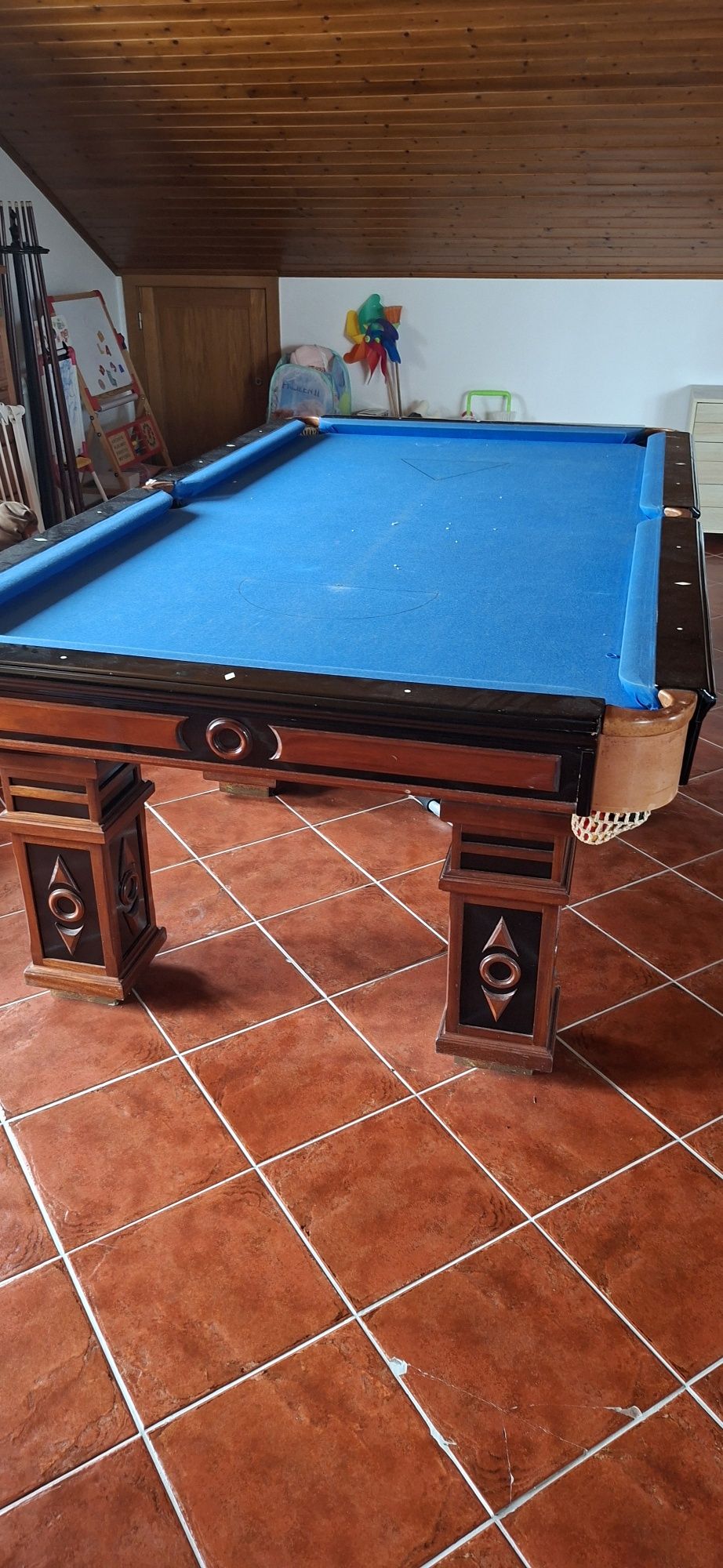 Mesa de bilhar com tacos e bolas