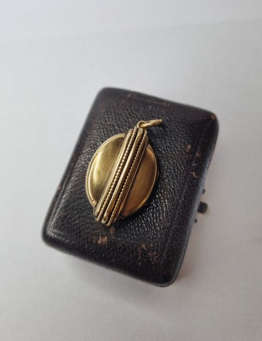 Wiktoriański złoty sekretnik etruski złoto