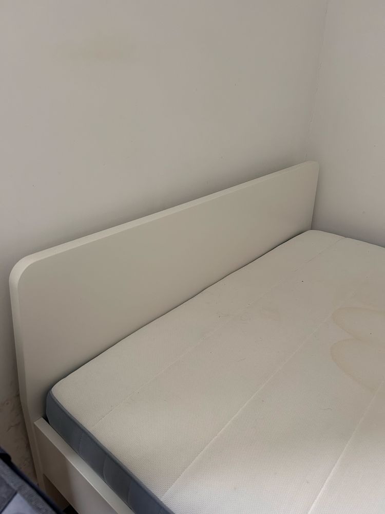 Estrutura de cama + colchão Ikea