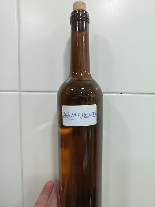 Aguardente de bagaço caseira