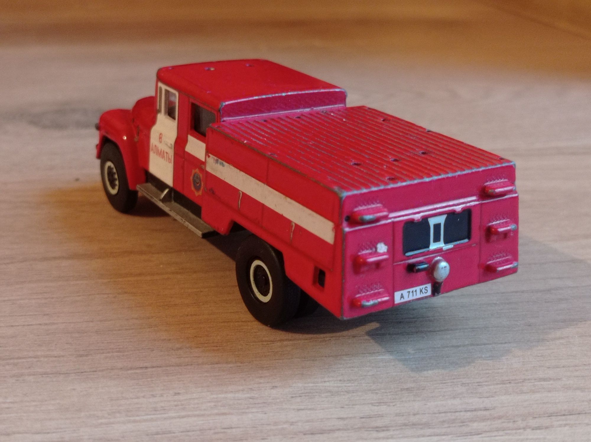 Model samochodu 1:57 Straż pożarna ZiL 180