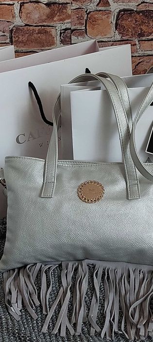 Stylowa srebrna torebka z ozdobnymi frędzlami