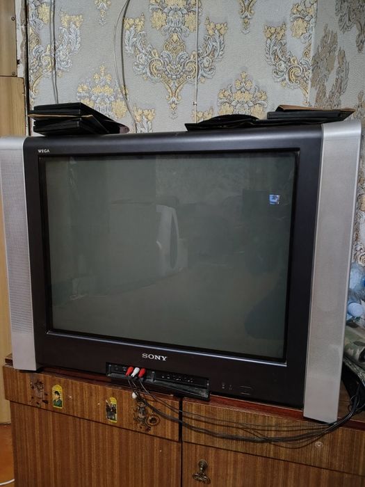 Продам большой телевизор 72 см.Sony ,100 герц ,классная насыщенная кар