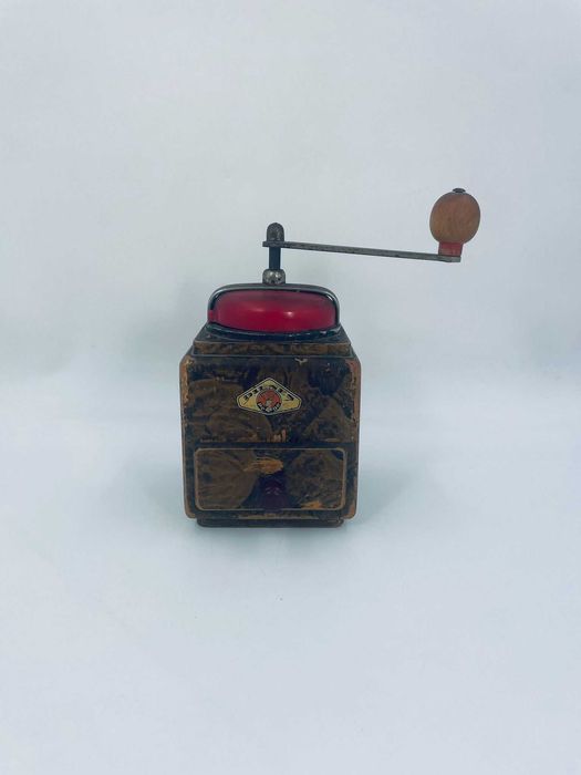 Zabytkowy młynek drewniany Peter Dienes