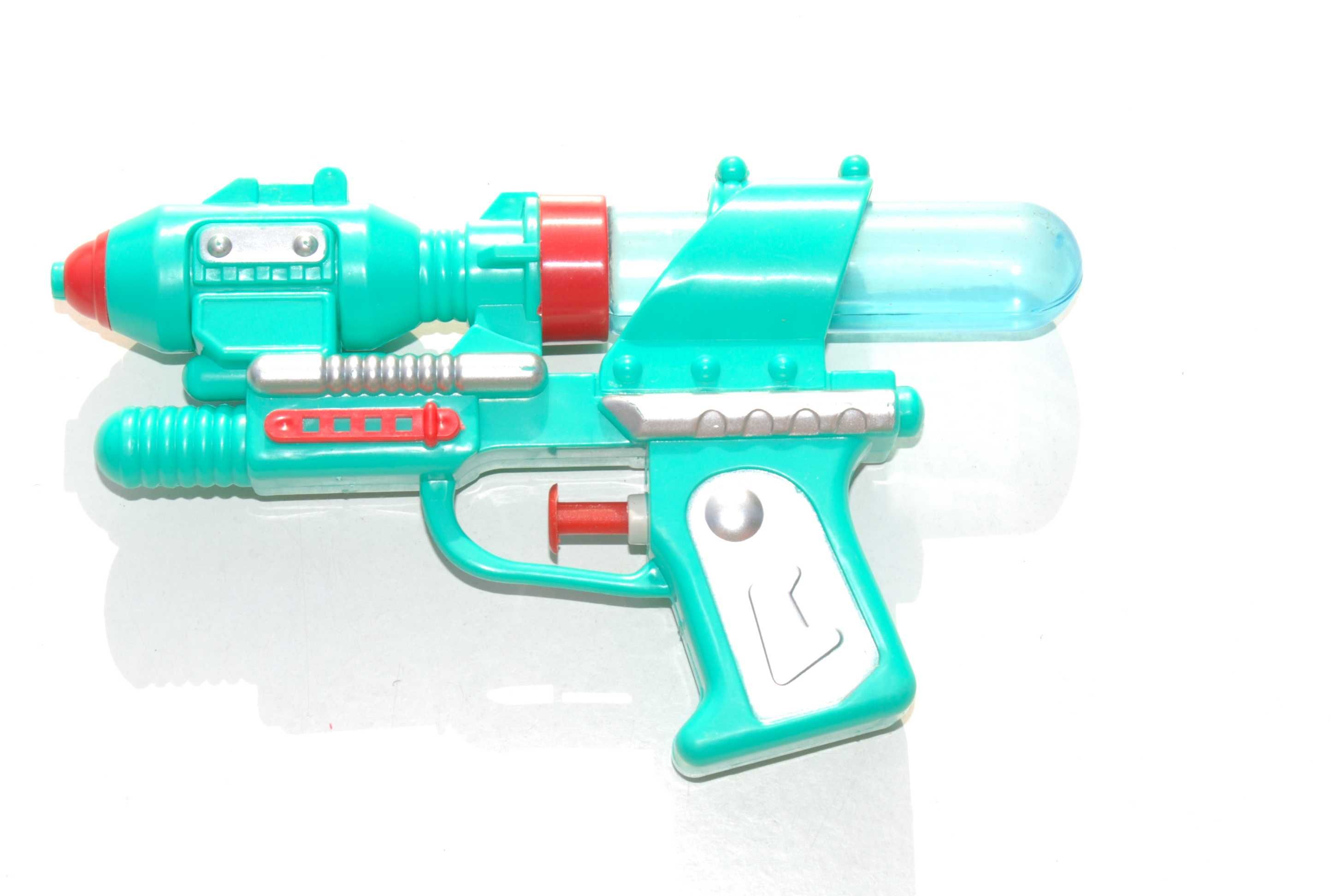 zestaw zabawek pistolet na wodę i piłkarze 2 w 1