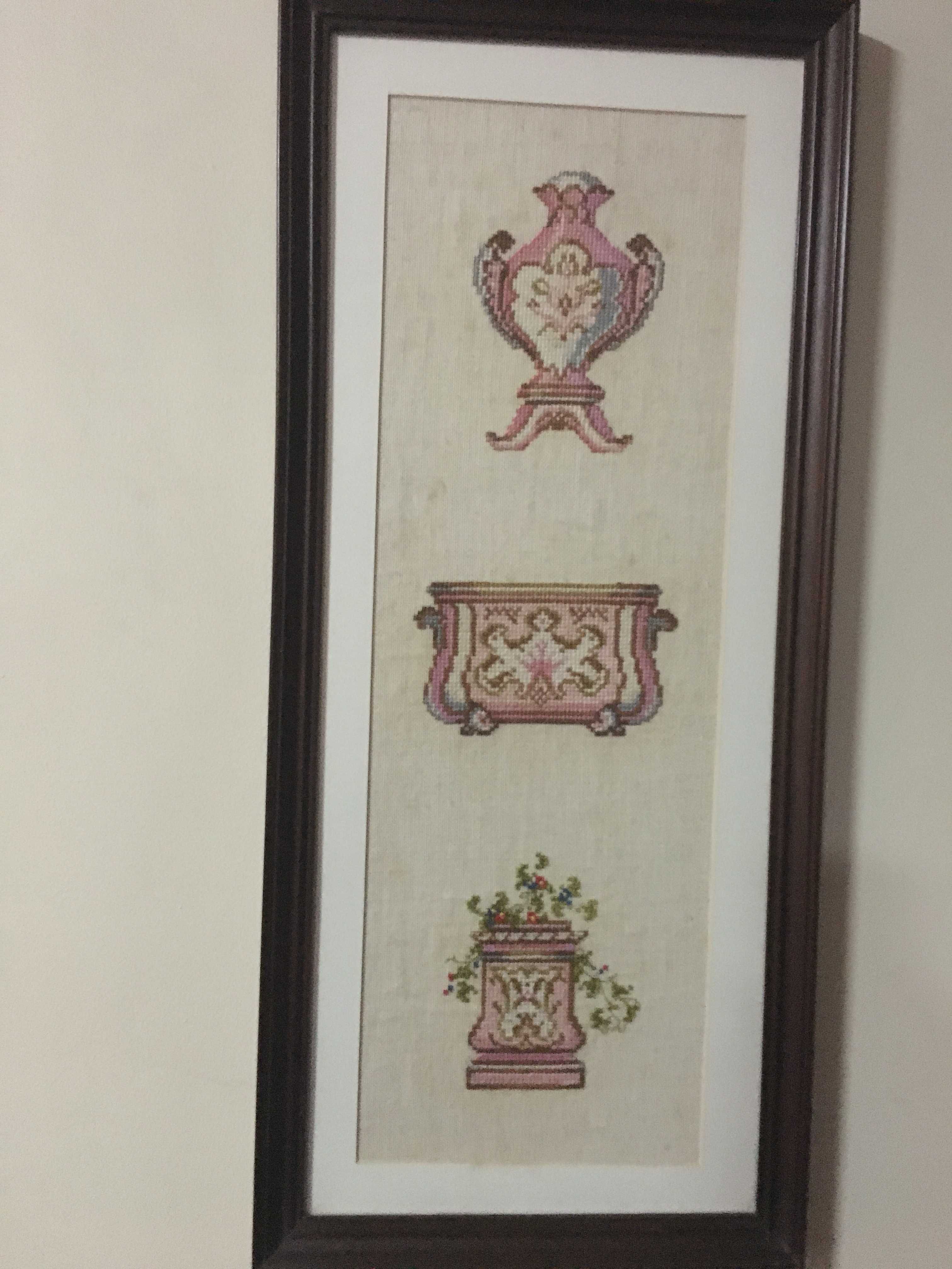 3 X Quadros Molduras em Madeira com imagens feitas em ponto de cruz