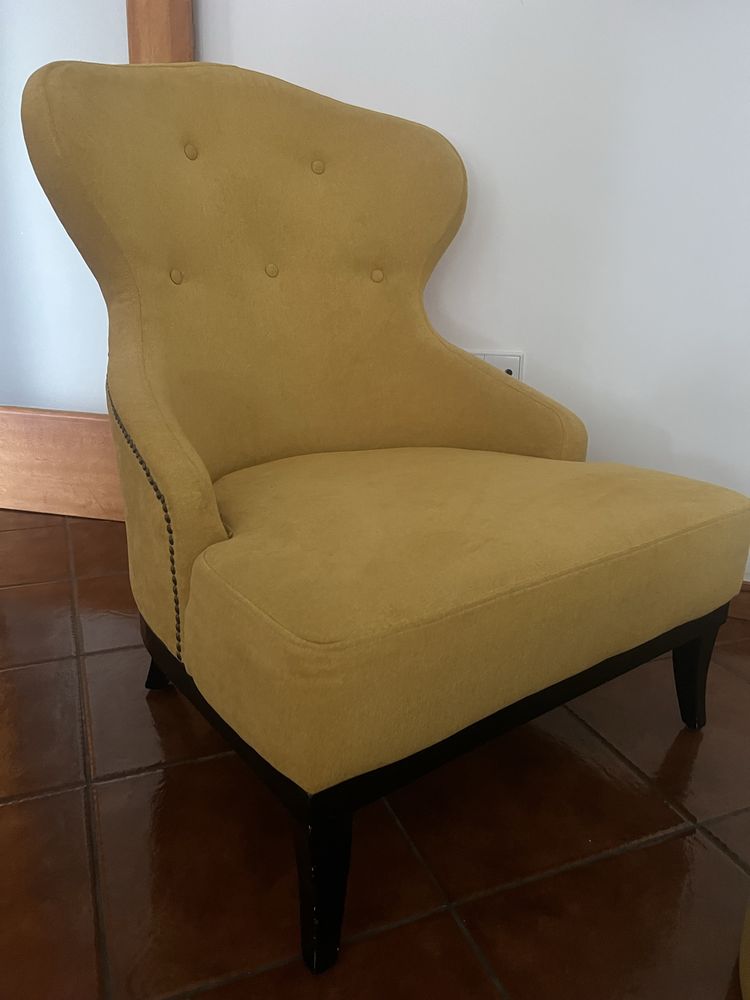 Cadeirao amarelo + repousa pes