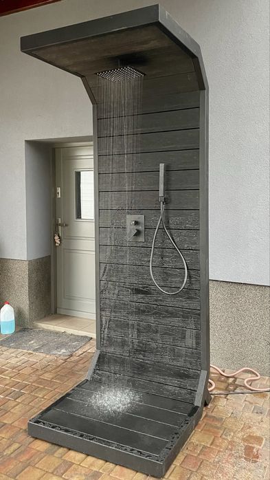 Prysznic ogrodowy z funkcja ciepłej wody, idealny pod saune i spa
