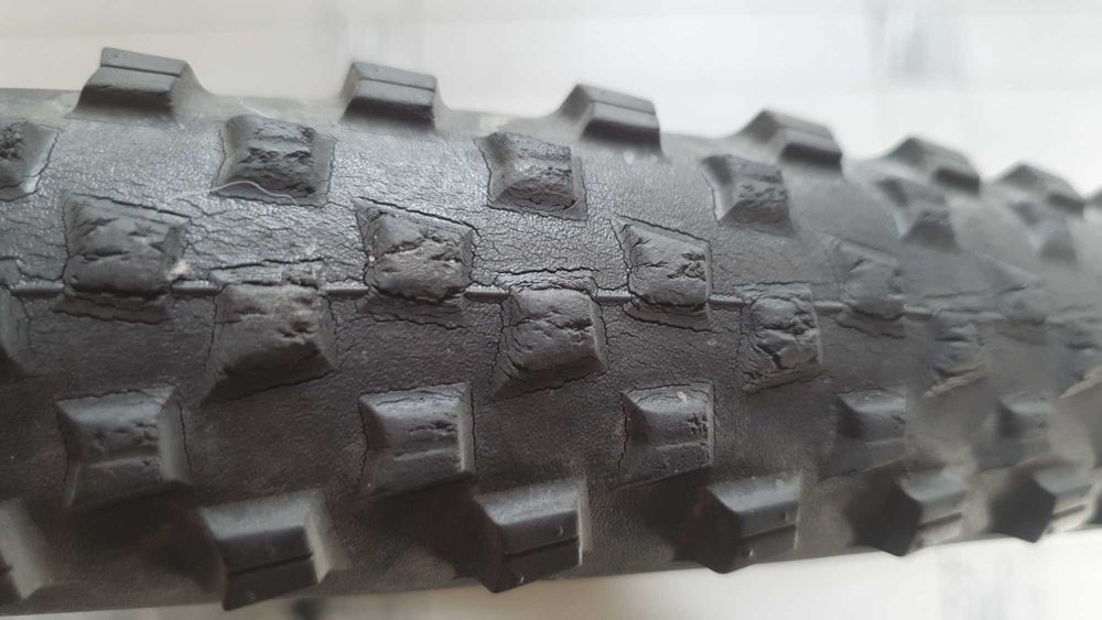 Przednie koło rowerowe z oponą 26x2,0