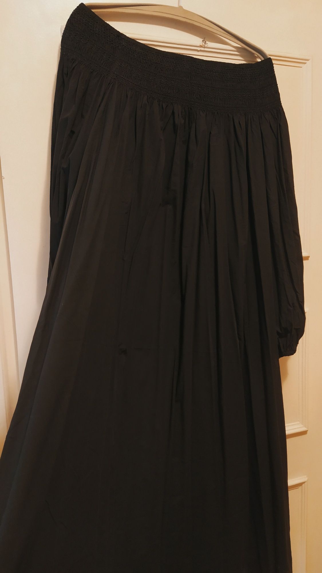 Długa przewiewna sukienka z dekoltem typu Carmen