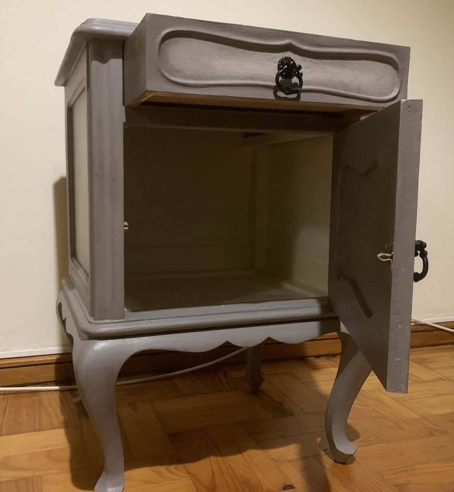 Mesa de cabeceira estilo Queen Anne, recuperada e com pintura decapê.