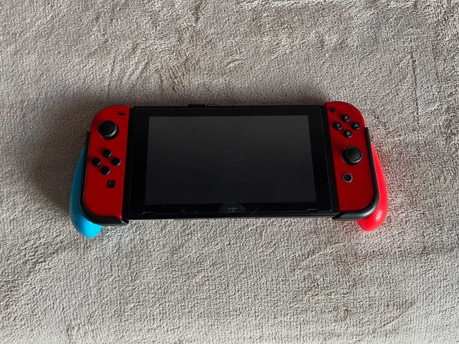 Nintendo Switch z 6 grami (wersje pudelkowe) + grip + ekstra pad