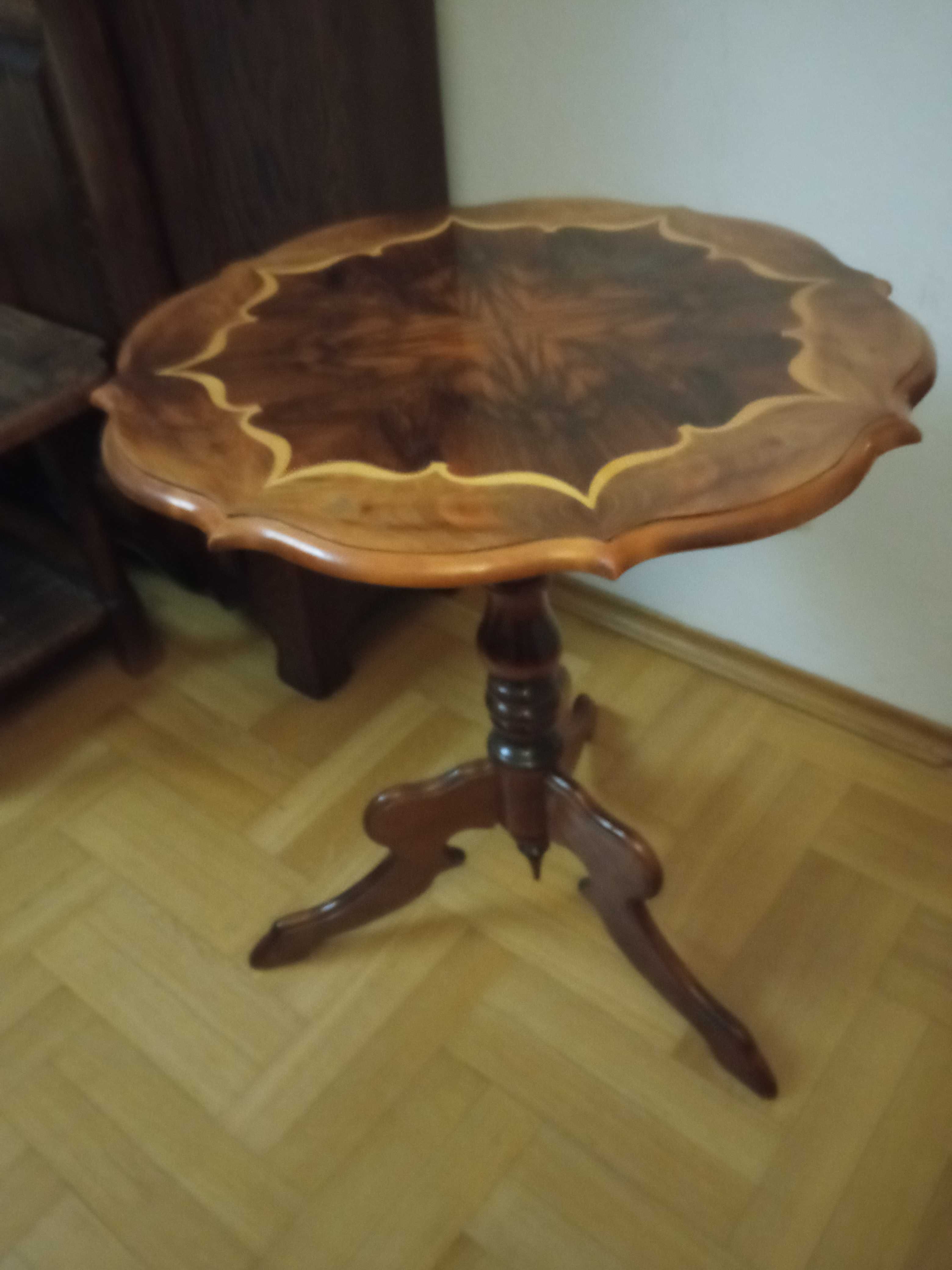 Inkrustowany stolik kawowy na dekoracyjnej nodze
