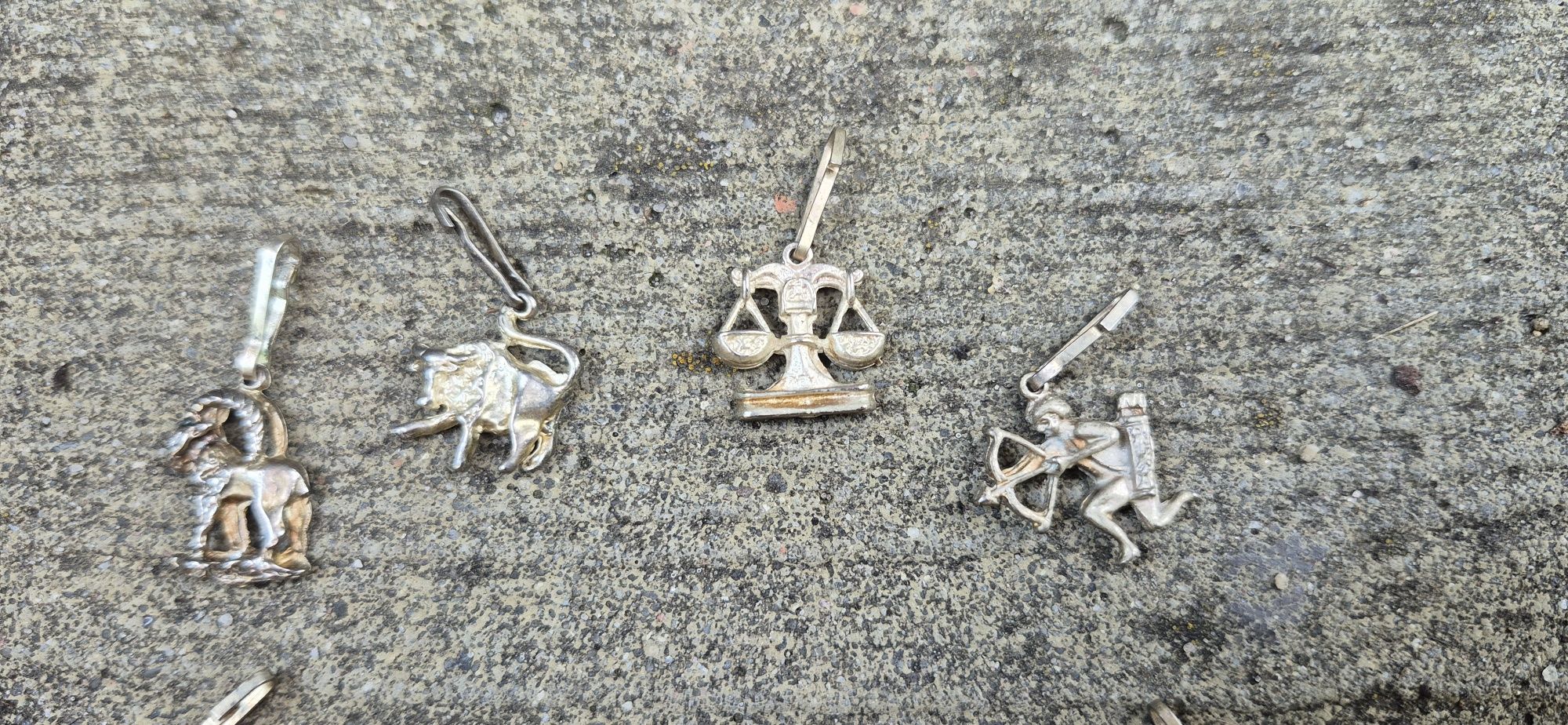 Stare ,srebrne zawieszki znaki zodiaku