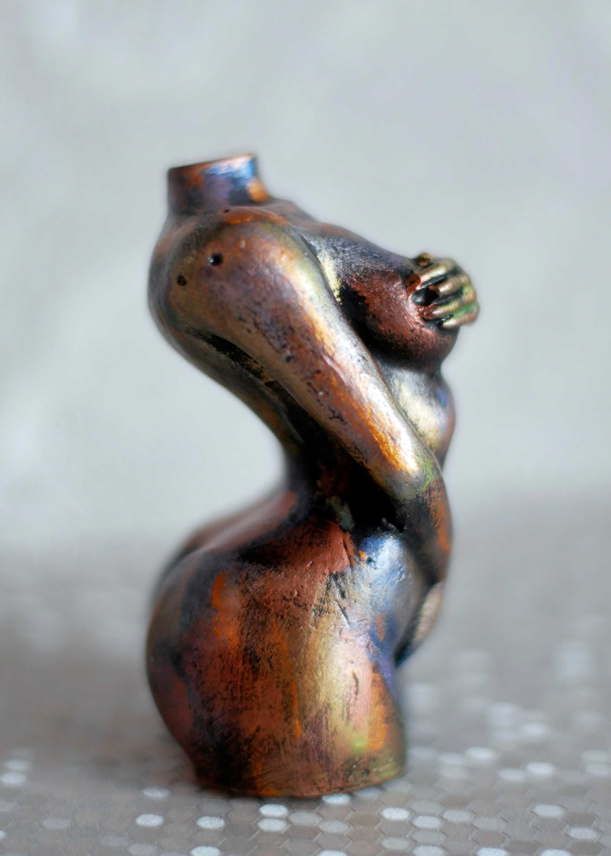 Figurka kobiety metaliczna, rzeźba z gipsu, wys. 8 cm