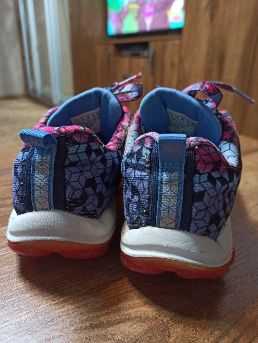 Кросівки Sketchers для дівчинки, довжина устілки 19 см