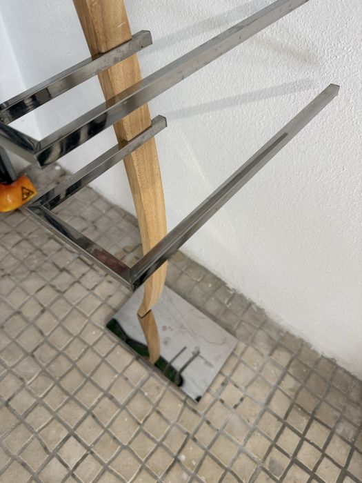 Toalheiro de pé em inox