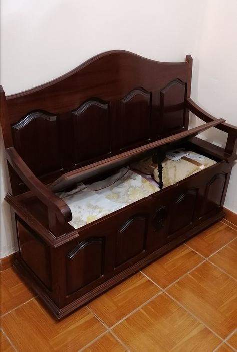 Banco de madeira com arrumação