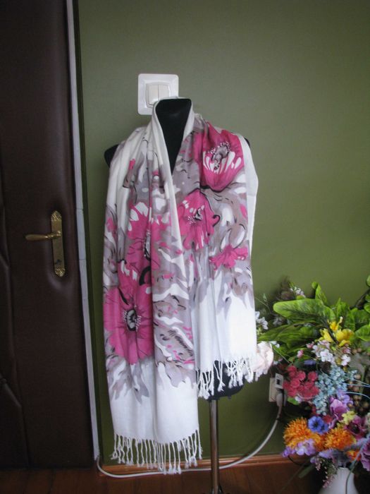 szal złamana biel z kwiatami - skazy