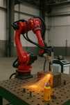 Robot przemysłowy z głowicą laserową CIĘCIE 5D