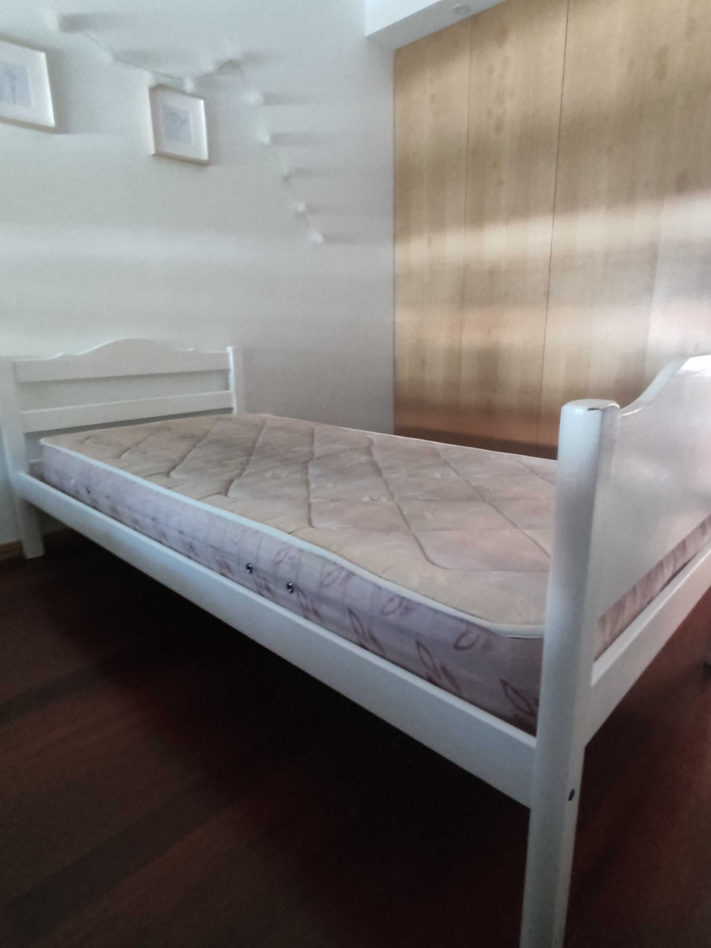 Cama de solteiro branco com colchão incluído